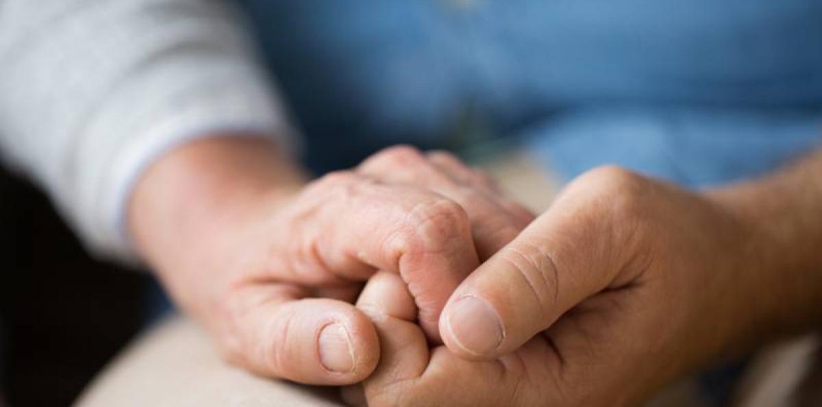 Håller varandra i händerna - Närhet och sex vid cancer