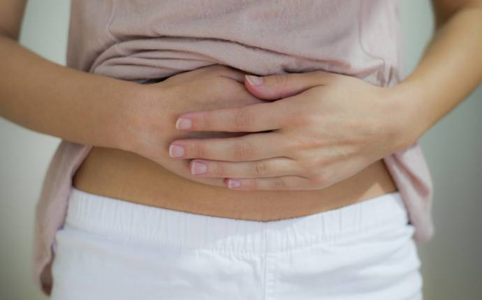 Magont vid IBS med vanliga symtom som uppblåsthet, gaser och omväxlande diarre och förstoppning