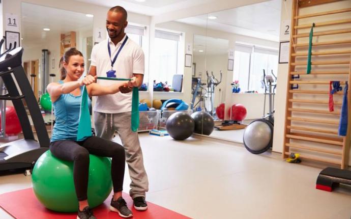 Fysioterapeut hjälper patient – läs mer om träning vid multipelt myelom