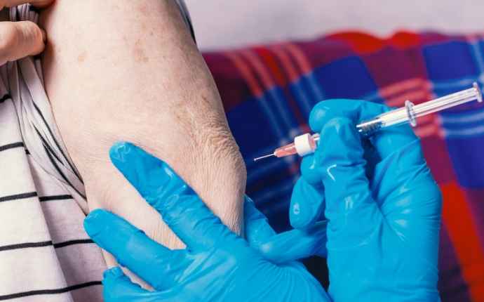 Folkhälsomyndigheten rekommenderar RS-vaccin för alla över 75 år