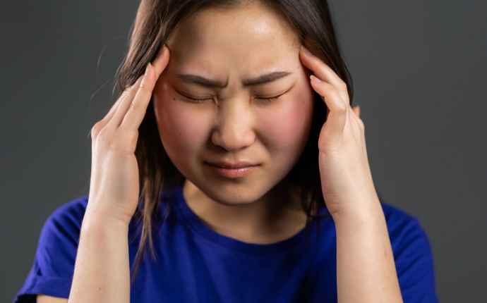 Kvinna med huvudvärk - fakta om olika typer av huvudvärk