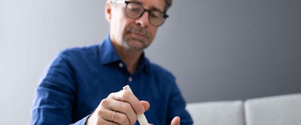 En man med diabetes testar sitt blodsocker