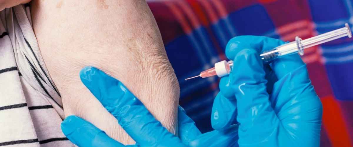 Folkhälsomyndigheten rekommenderar RS-vaccin för alla över 75 år