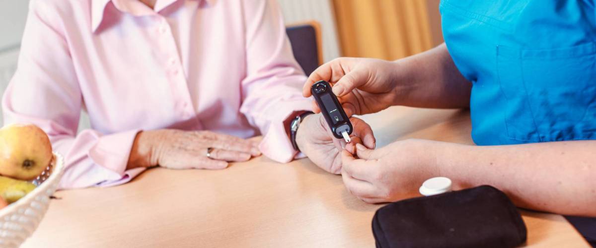 Diabetessjuksköterska undersöker blodsockervärden