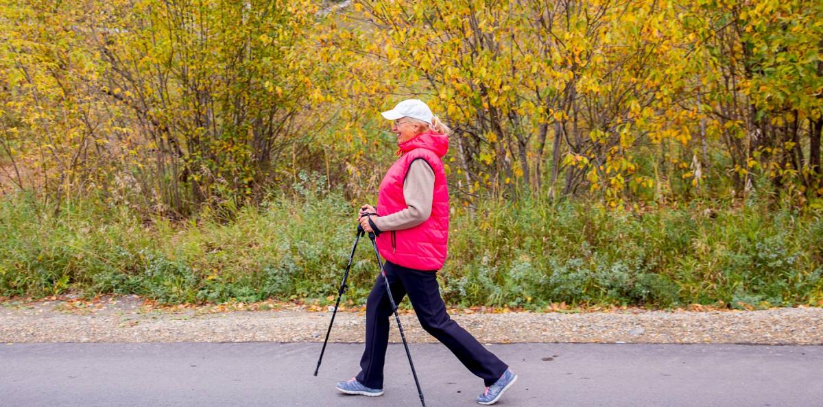 äldre dam ute på promenad under corona-pandemin