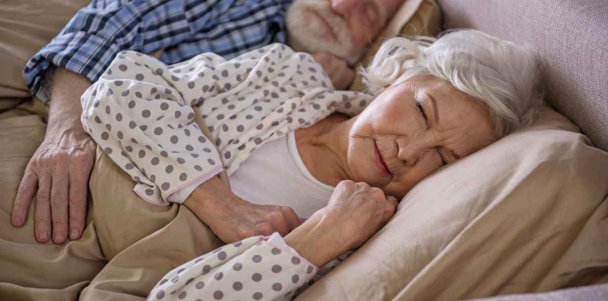 Äldre känner sig piggare – trots mindre sömn 