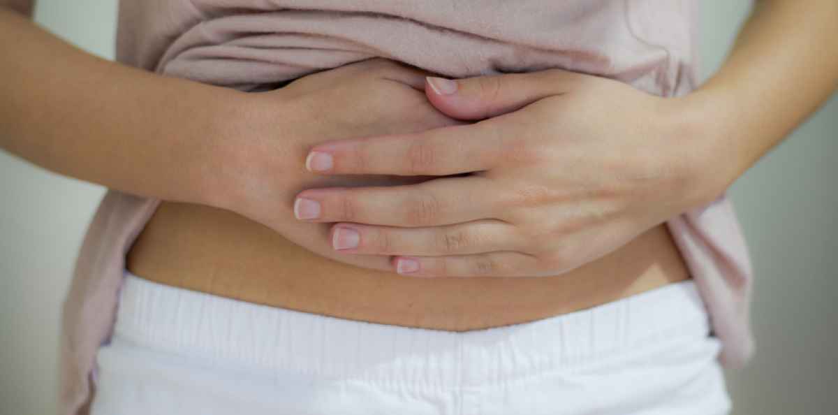 Magont vid IBS med vanliga symtom som uppblåsthet, gaser och omväxlande diarre och förstoppning